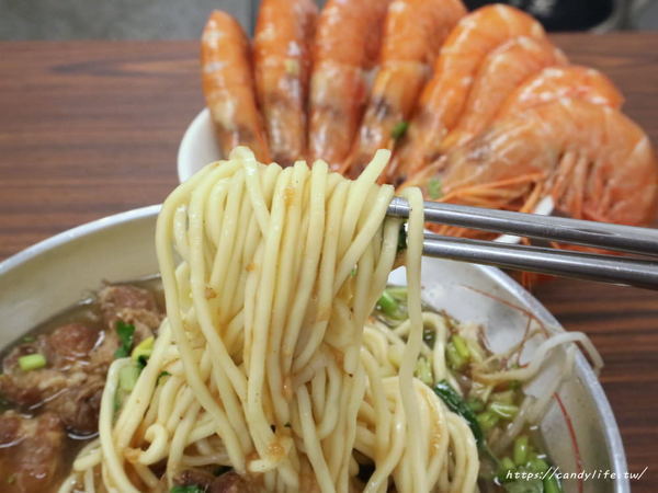 清水排骨麵:台中美食│豐原清水排骨麵-東興店〃隱藏版天使紅蝦排骨酥麵超浮誇!準備好痛風了嗎~