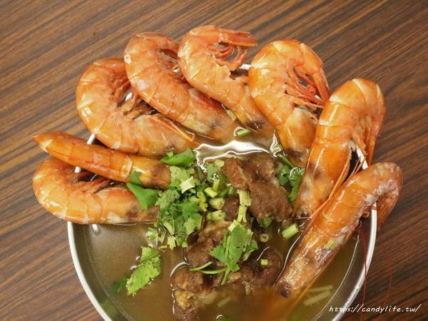 清水排骨麵:台中美食│豐原清水排骨麵-東興店〃隱藏版天使紅蝦排骨酥麵超浮誇!準備好痛風了嗎~