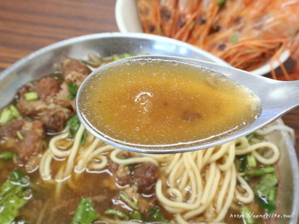 清水排骨麵:台中美食│豐原清水排骨麵-東興店〃隱藏版天使紅蝦排骨酥麵超浮誇!準備好痛風了嗎~