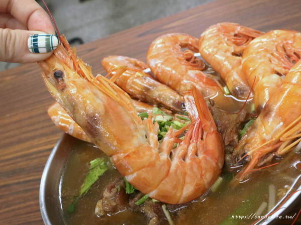 清水排骨麵:台中美食│豐原清水排骨麵-東興店〃隱藏版天使紅蝦排骨酥麵超浮誇!準備好痛風了嗎~