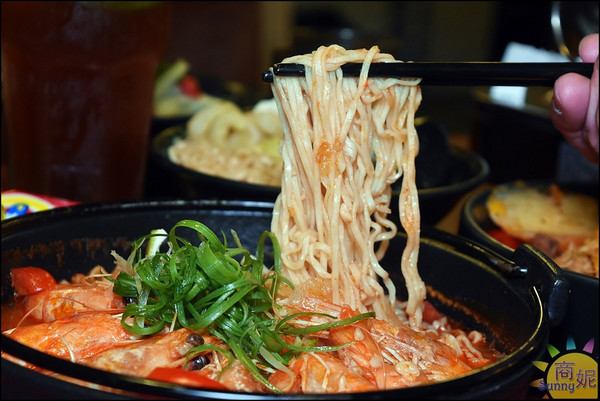 就醬子烤吧(健行店):台中北區人氣宵夜。就醬子烤吧。平價串燒店異國風脆麵創意料理養生鍋物新登場太驚喜