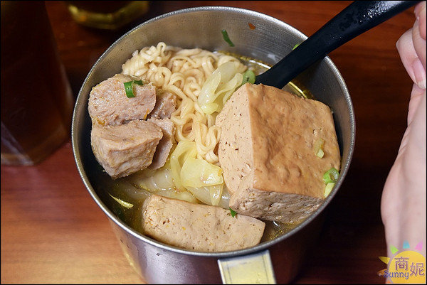 就醬子烤吧(健行店):台中北區人氣宵夜。就醬子烤吧。平價串燒店異國風脆麵創意料理養生鍋物新登場太驚喜