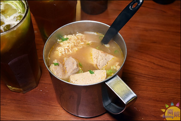 就醬子烤吧(健行店):台中北區人氣宵夜。就醬子烤吧。平價串燒店異國風脆麵創意料理養生鍋物新登場太驚喜