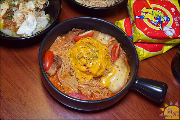 就醬子烤吧(健行店):台中北區人氣宵夜。就醬子烤吧。平價串燒店異國風脆麵創意料理養生鍋物新登場太驚喜