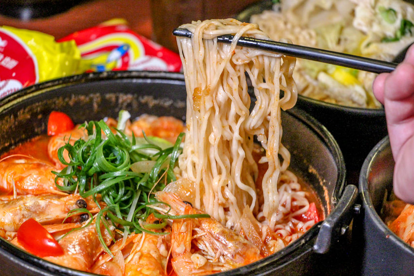 台中北區,就醬子烤吧!脆麵mix異國風,碰出新穎創意料理。 - 微笑Joe幸運