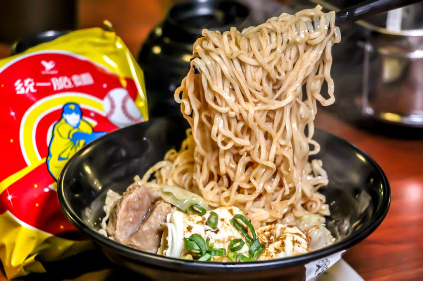 台中北區,就醬子烤吧!脆麵mix異國風,碰出新穎創意料理。 - 微笑Joe幸運