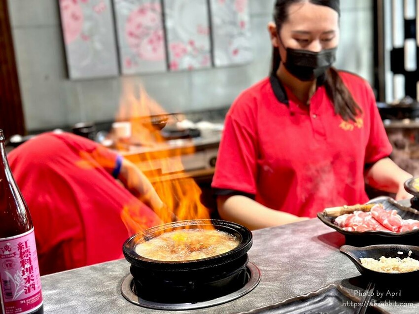 台中火鍋推薦「櫻鍋日式火鍋」燒酒雞鍋 麻辣鍋,麻油拌飯必點。