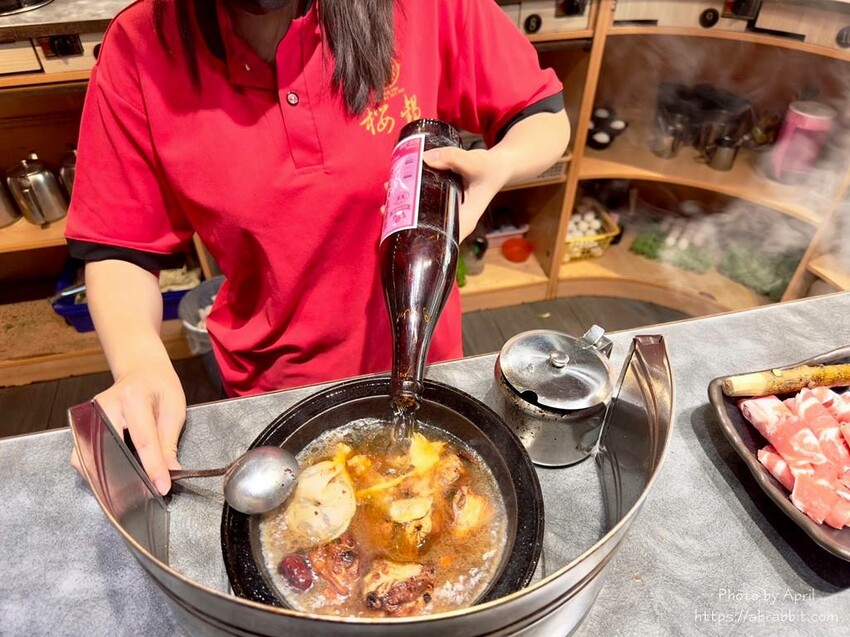 台中火鍋推薦「櫻鍋日式火鍋」燒酒雞鍋 麻辣鍋,麻油拌飯必點。