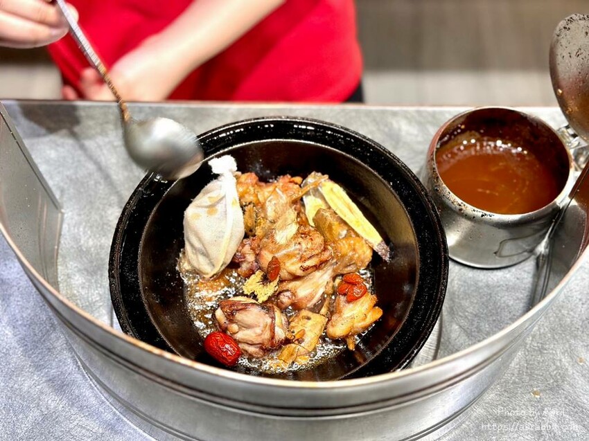 台中火鍋推薦「櫻鍋日式火鍋」燒酒雞鍋 麻辣鍋,麻油拌飯必點。