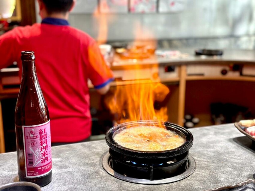 台中火鍋推薦「櫻鍋日式火鍋」燒酒雞鍋 麻辣鍋,麻油拌飯必點。