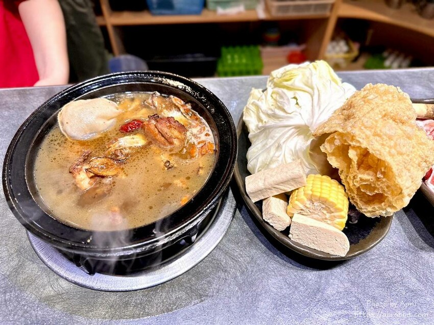 台中火鍋推薦「櫻鍋日式火鍋」燒酒雞鍋 麻辣鍋,麻油拌飯必點。