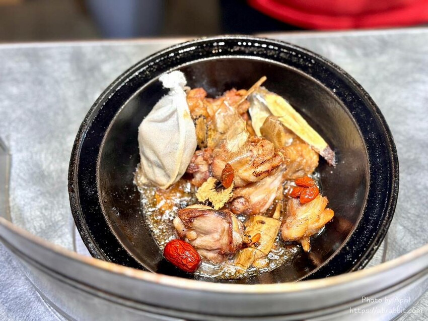台中火鍋推薦「櫻鍋日式火鍋」燒酒雞鍋 麻辣鍋,麻油拌飯必點。