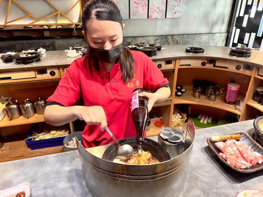台中火鍋推薦「櫻鍋日式火鍋」燒酒雞鍋 麻辣鍋,麻油拌飯必點。