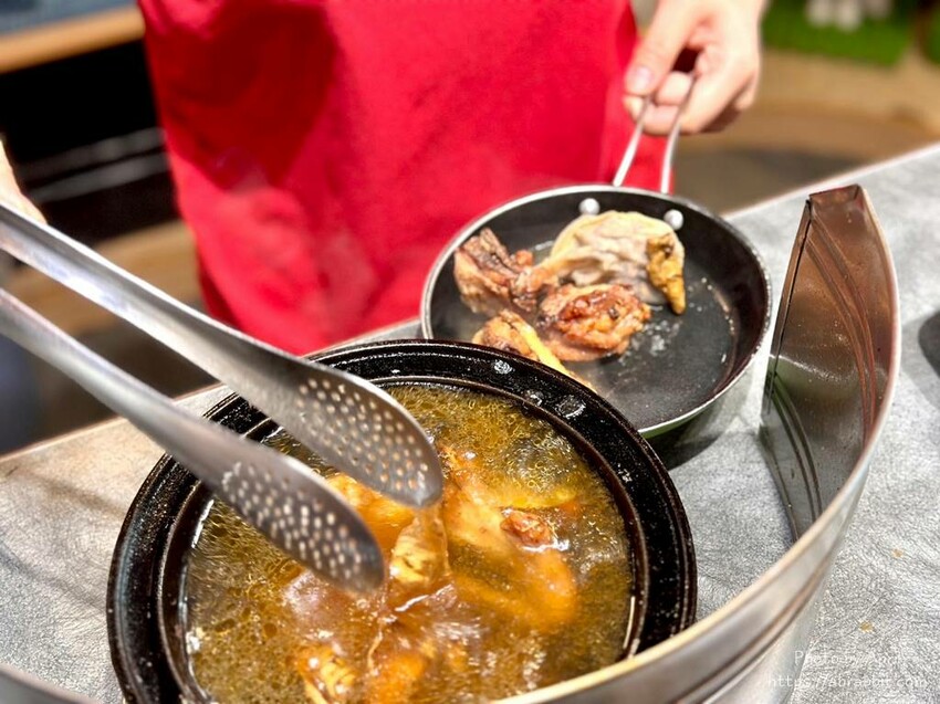 台中火鍋推薦「櫻鍋日式火鍋」燒酒雞鍋 麻辣鍋,麻油拌飯必點。