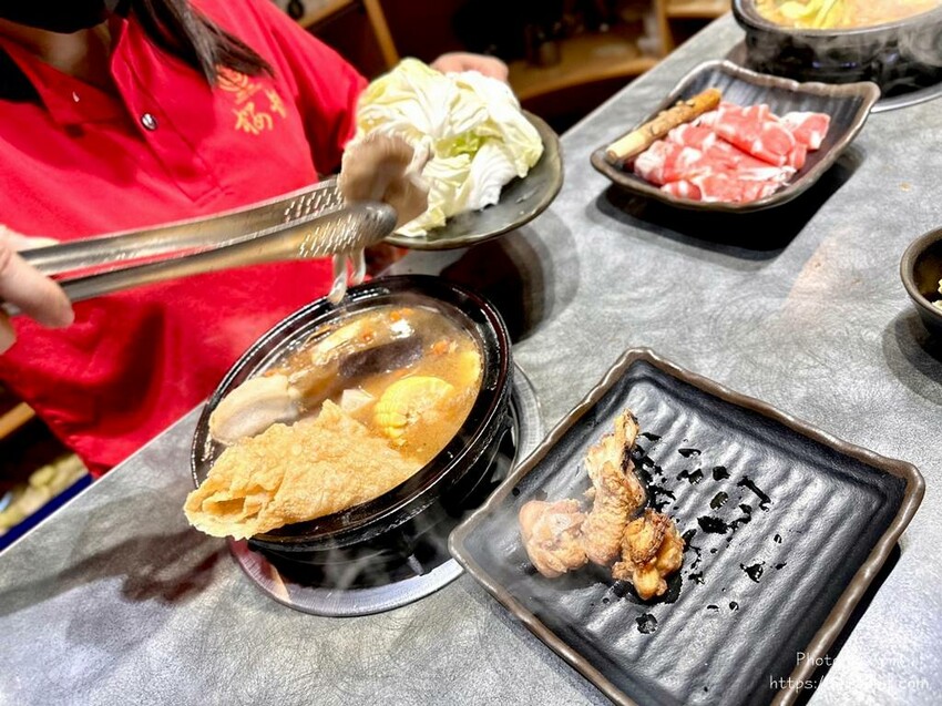 台中火鍋推薦「櫻鍋日式火鍋」燒酒雞鍋 麻辣鍋,麻油拌飯必點。