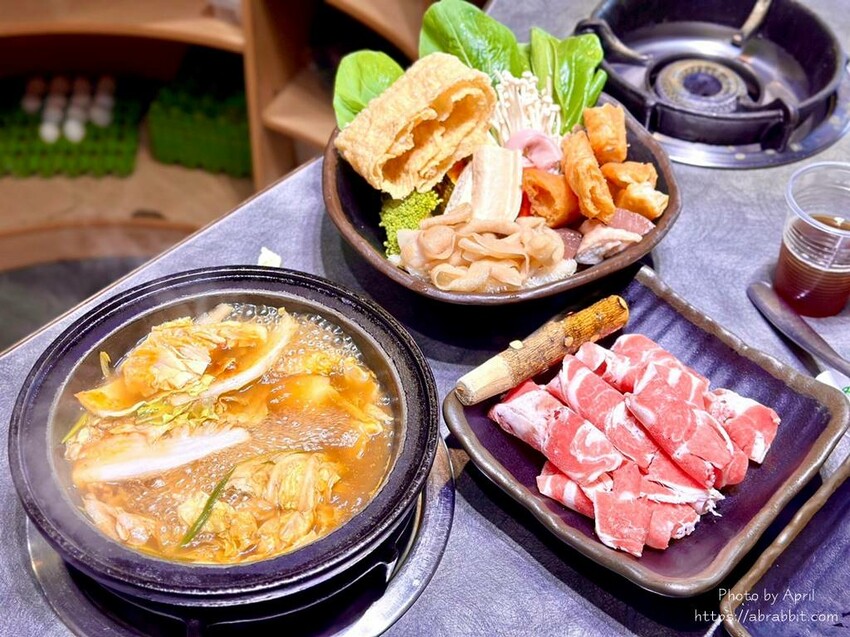 台中火鍋推薦「櫻鍋日式火鍋」燒酒雞鍋 麻辣鍋,麻油拌飯必點。