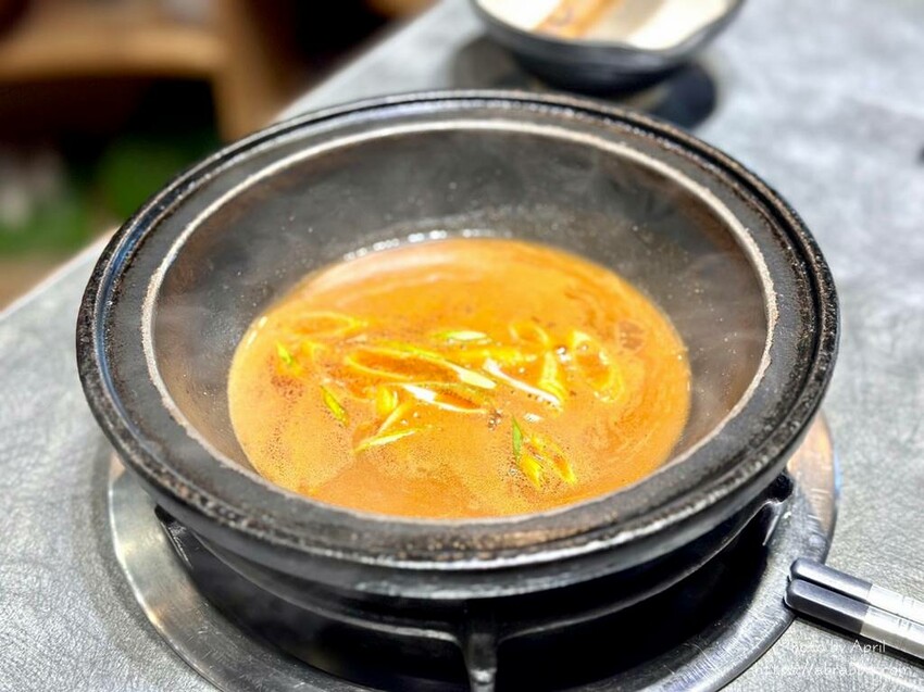 台中火鍋推薦「櫻鍋日式火鍋」燒酒雞鍋 麻辣鍋,麻油拌飯必點。