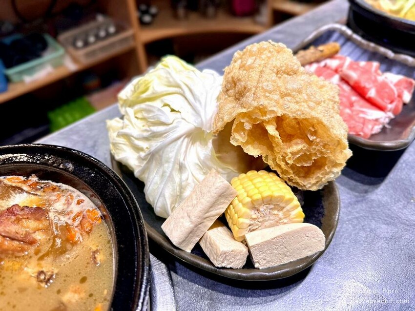 台中火鍋推薦「櫻鍋日式火鍋」燒酒雞鍋 麻辣鍋,麻油拌飯必點。