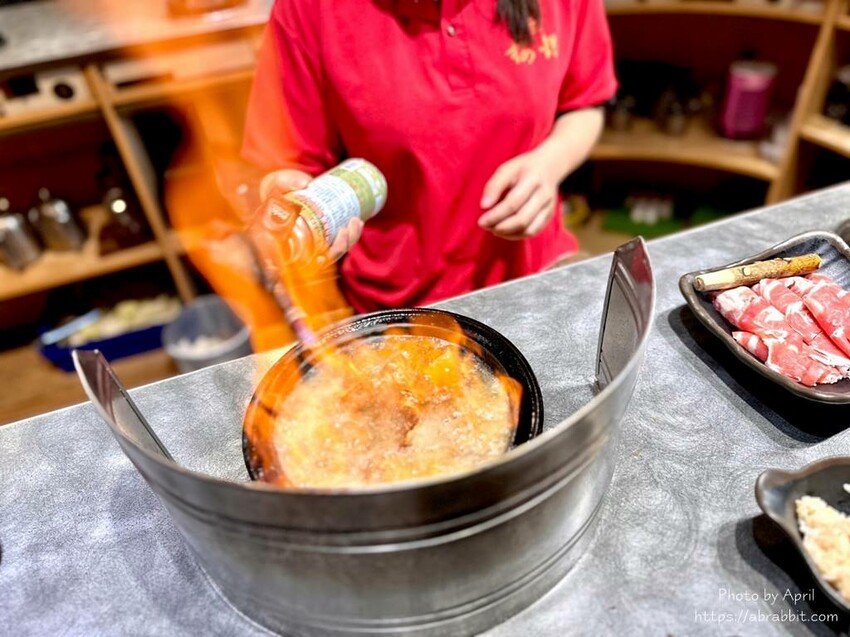 台中火鍋推薦「櫻鍋日式火鍋」燒酒雞鍋 麻辣鍋,麻油拌飯必點。