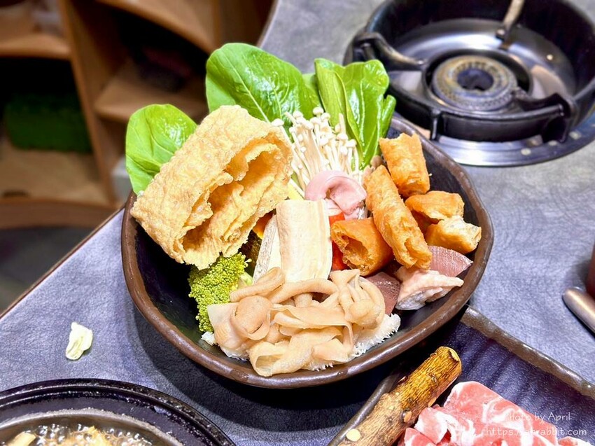 台中火鍋推薦「櫻鍋日式火鍋」燒酒雞鍋 麻辣鍋,麻油拌飯必點。