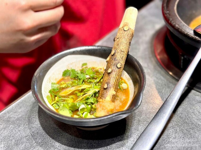 台中火鍋推薦「櫻鍋日式火鍋」燒酒雞鍋 麻辣鍋,麻油拌飯必點。
