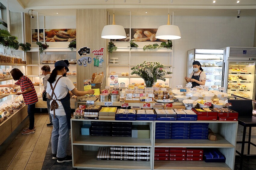 2023中秋節紅豆蛋黃酥禮盒推薦！100％國產屏東頂級紅豆內餡&紅土鴨蛋仁&紐西蘭天然無水奶油｜馥漫麵包花園