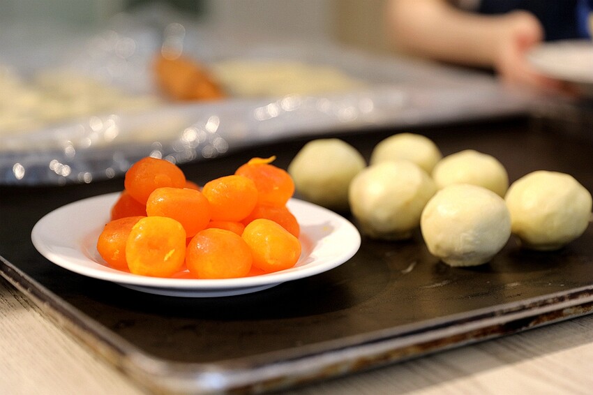 2023中秋節紅豆蛋黃酥禮盒推薦！100％國產屏東頂級紅豆內餡&紅土鴨蛋仁&紐西蘭天然無水奶油｜馥漫麵包花園