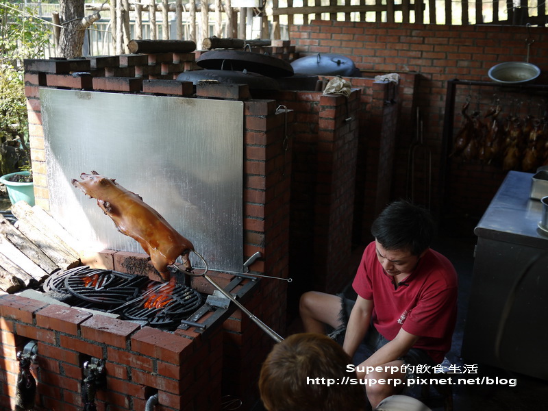 [餐廳食記]台中大坑的龍莊之極品脆皮烤乳豬