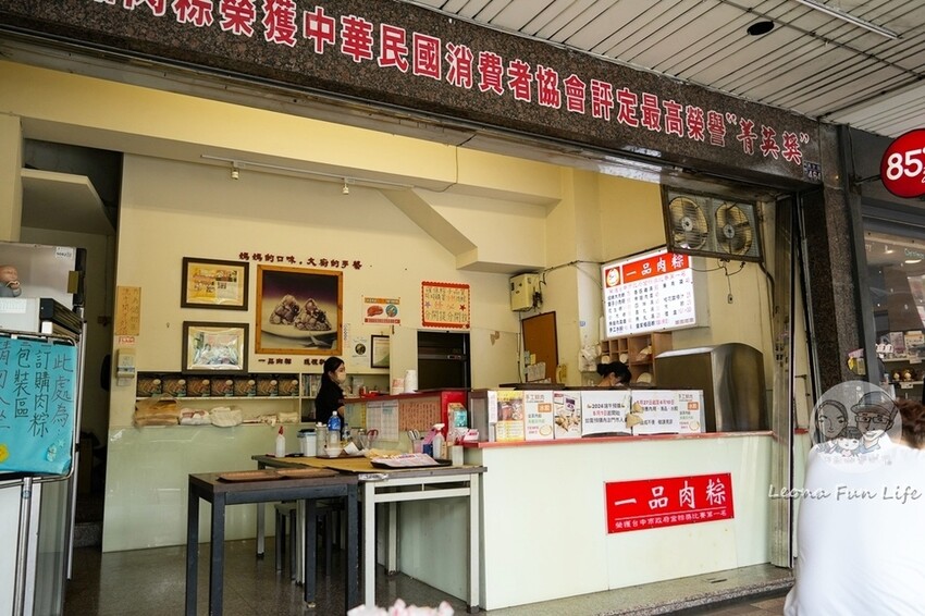 台中市西區曾榮獲金粽獎的美味肉粽店，栗子小肉粽搭配酸梅湯超開胃!台中西區美食 一品肉粽 NOVA  草悟廣場