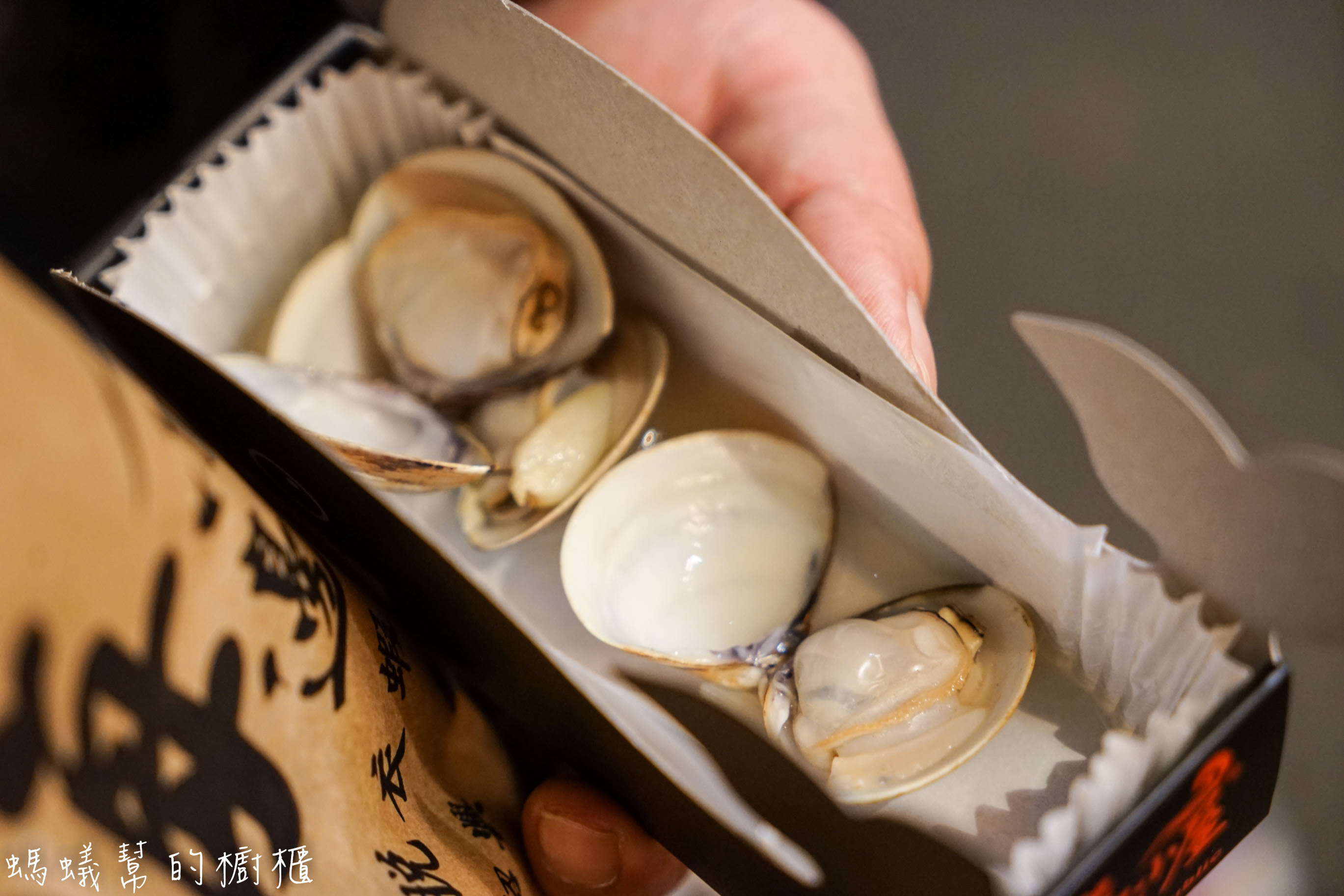 逢甲夜市海邊小屋|逢甲超夯散步美食，飽滿新鮮乾燒蛤蜊，加入黑蒜片風味更鮮美。 - 螞蟻幫的櫥櫃