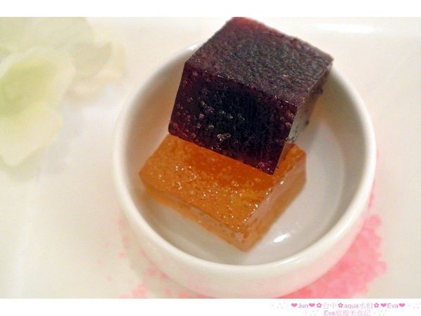 aqua水相法義料理(大遠百店)：【食記】oO。。台中　aqua水相法義料理　來這裡有美美的馬卡龍裝飾尬逼和愛麗絲夢遊仙境的下午茶陪伴大家～o○。