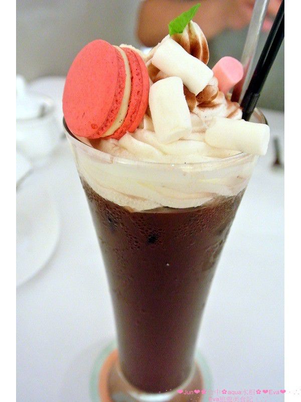aqua水相法義料理(大遠百店)：【食記】oO。。台中　aqua水相法義料理　來這裡有美美的馬卡龍裝飾尬逼和愛麗絲夢遊仙境的下午茶陪伴大家～o○。