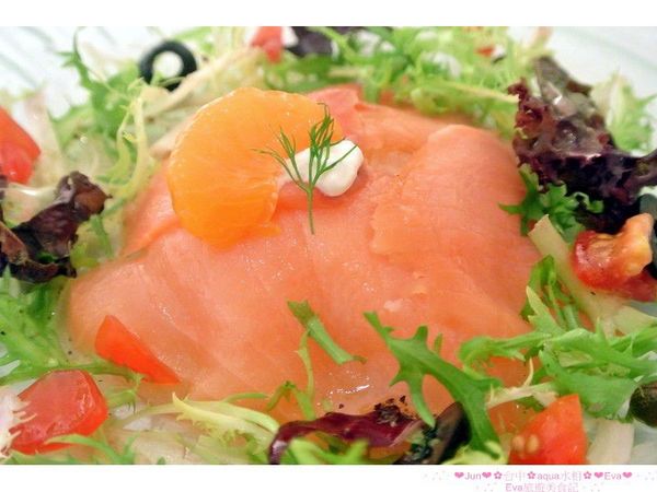 aqua水相法義料理(大遠百店)：【食記】oO。。台中　aqua水相法義料理　來這裡有美美的馬卡龍裝飾尬逼和愛麗絲夢遊仙境的下午茶陪伴大家～o○。