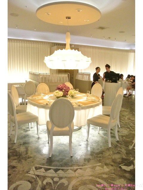 aqua水相法義料理(大遠百店)：【食記】oO。。台中　aqua水相法義料理　來這裡有美美的馬卡龍裝飾尬逼和愛麗絲夢遊仙境的下午茶陪伴大家～o○。