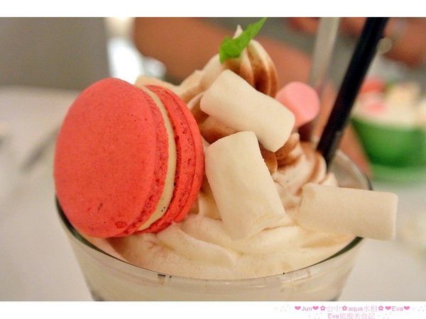 aqua水相法義料理(大遠百店)：【食記】oO。。台中　aqua水相法義料理　來這裡有美美的馬卡龍裝飾尬逼和愛麗絲夢遊仙境的下午茶陪伴大家～o○。
