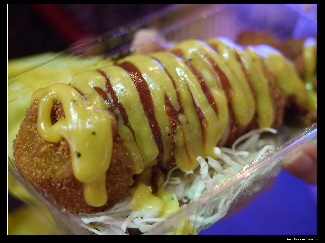 [逢甲黃金賊]不錯吃的炸烏賊外皮加特調醬, 搭上烏賊肚裡的燉飯讓我覺得遜爆了...