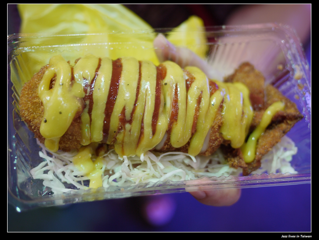 [逢甲黃金賊]不錯吃的炸烏賊外皮加特調醬, 搭上烏賊肚裡的燉飯讓我覺得遜爆了...