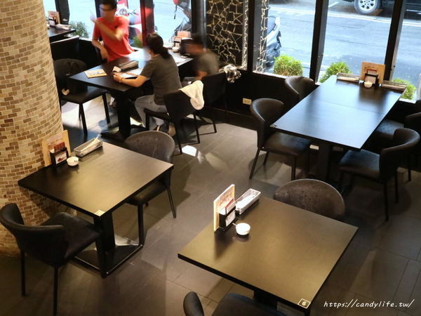 Mr.38 咖哩界傳奇人物(逢甲店)：台中美食│Mr.38咖哩界傳奇人物〃夏季最火熱咖哩飯登場！火爆牛三寶咖哩石鍋拌飯／炸牛魔丸咖哩飯／土雞花酒瘋咖哩石鍋燉飯～