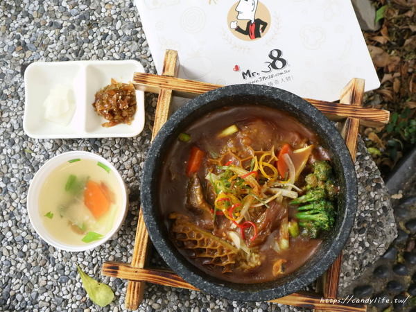 Mr.38 咖哩界傳奇人物(逢甲店)：台中美食│Mr.38咖哩界傳奇人物〃夏季最火熱咖哩飯登場！火爆牛三寶咖哩石鍋拌飯／炸牛魔丸咖哩飯／土雞花酒瘋咖哩石鍋燉飯～