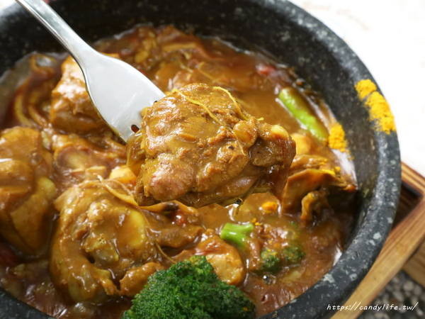 Mr.38 咖哩界傳奇人物(逢甲店)：台中美食│Mr.38咖哩界傳奇人物〃夏季最火熱咖哩飯登場！火爆牛三寶咖哩石鍋拌飯／炸牛魔丸咖哩飯／土雞花酒瘋咖哩石鍋燉飯～