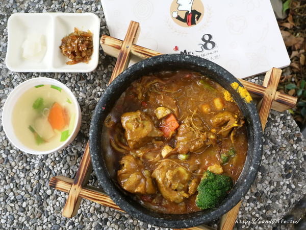 Mr.38 咖哩界傳奇人物(逢甲店)：台中美食│Mr.38咖哩界傳奇人物〃夏季最火熱咖哩飯登場！火爆牛三寶咖哩石鍋拌飯／炸牛魔丸咖哩飯／土雞花酒瘋咖哩石鍋燉飯～