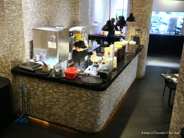 Mr.38 咖哩界傳奇人物(逢甲店)：台中美食│Mr.38咖哩界傳奇人物〃夏季最火熱咖哩飯登場！火爆牛三寶咖哩石鍋拌飯／炸牛魔丸咖哩飯／土雞花酒瘋咖哩石鍋燉飯～