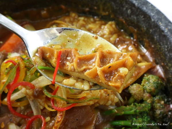 Mr.38 咖哩界傳奇人物(逢甲店)：台中美食│Mr.38咖哩界傳奇人物〃夏季最火熱咖哩飯登場！火爆牛三寶咖哩石鍋拌飯／炸牛魔丸咖哩飯／土雞花酒瘋咖哩石鍋燉飯～