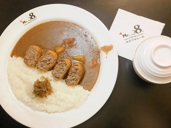Mr.38 咖哩界傳奇人物(逢甲店)：台中美食│Mr.38咖哩界傳奇人物〃夏季最火熱咖哩飯登場！火爆牛三寶咖哩石鍋拌飯／炸牛魔丸咖哩飯／土雞花酒瘋咖哩石鍋燉飯～