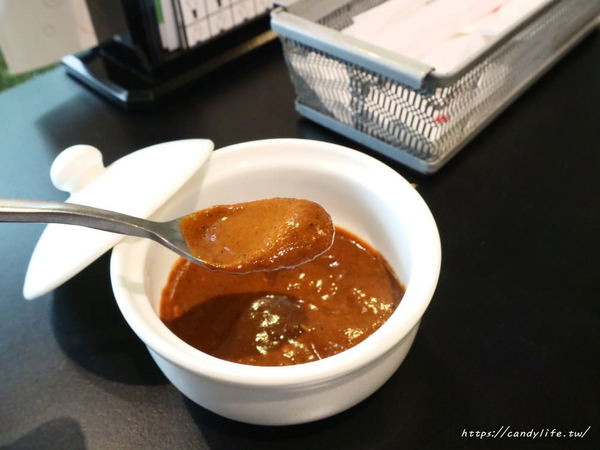 Mr.38 咖哩界傳奇人物(逢甲店)：台中美食│Mr.38咖哩界傳奇人物〃夏季最火熱咖哩飯登場！火爆牛三寶咖哩石鍋拌飯／炸牛魔丸咖哩飯／土雞花酒瘋咖哩石鍋燉飯～