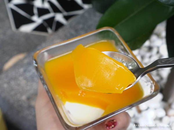 Mr.38 咖哩界傳奇人物(逢甲店)：台中美食│Mr.38咖哩界傳奇人物〃夏季最火熱咖哩飯登場！火爆牛三寶咖哩石鍋拌飯／炸牛魔丸咖哩飯／土雞花酒瘋咖哩石鍋燉飯～