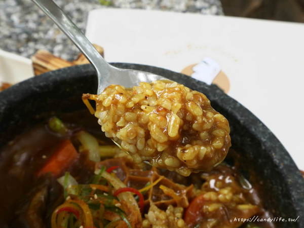 Mr.38 咖哩界傳奇人物(逢甲店)：台中美食│Mr.38咖哩界傳奇人物〃夏季最火熱咖哩飯登場！火爆牛三寶咖哩石鍋拌飯／炸牛魔丸咖哩飯／土雞花酒瘋咖哩石鍋燉飯～