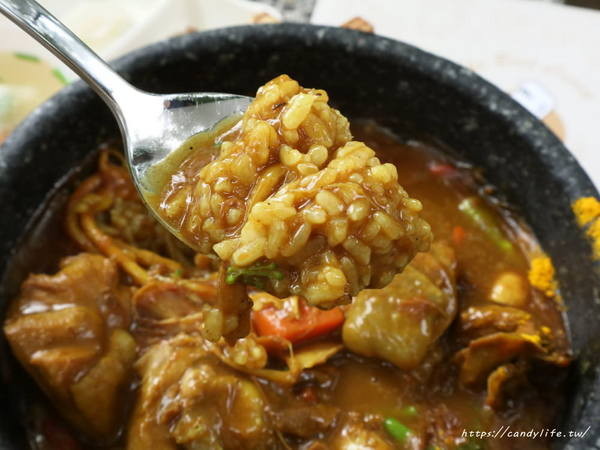 Mr.38 咖哩界傳奇人物(逢甲店)：台中美食│Mr.38咖哩界傳奇人物〃夏季最火熱咖哩飯登場！火爆牛三寶咖哩石鍋拌飯／炸牛魔丸咖哩飯／土雞花酒瘋咖哩石鍋燉飯～