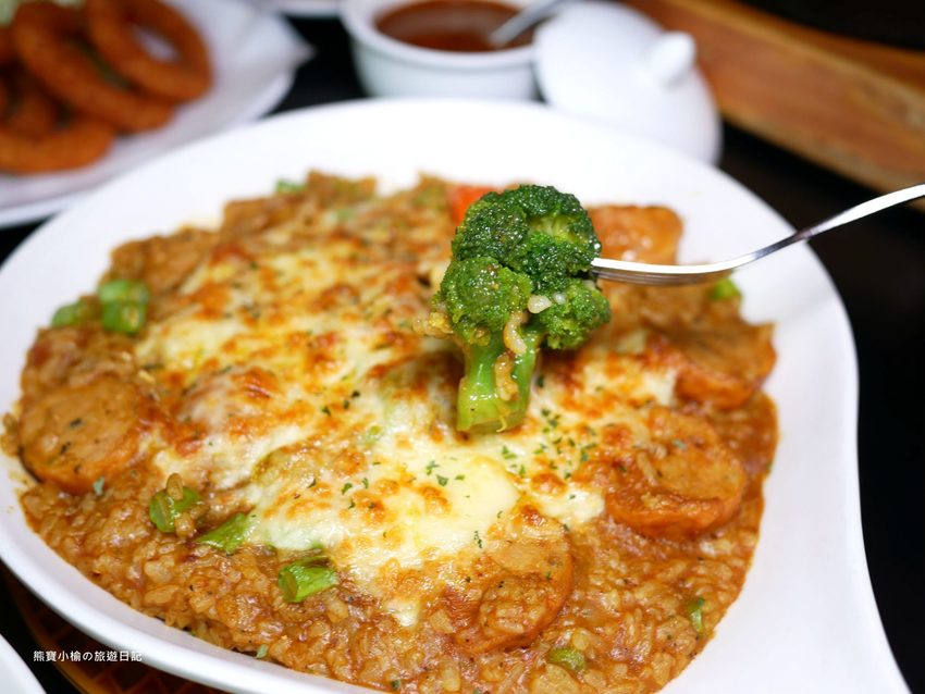 Mr.38 咖哩美食餐廳逢甲店，逢甲夜市必吃平價美食，平日不限時段歐姆蛋咖哩飯只要138元！內文附詳細菜單，還有居家防疫必吃濃郁咖哩牛肉包。 @熊寶小榆の旅遊日記