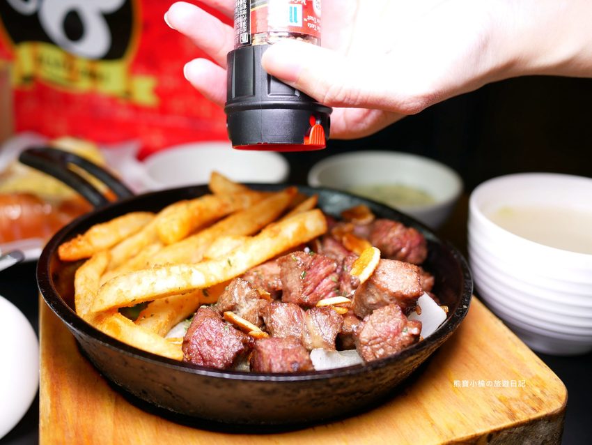 Mr.38 咖哩美食餐廳逢甲店，逢甲夜市必吃平價美食，平日不限時段歐姆蛋咖哩飯只要138元！內文附詳細菜單，還有居家防疫必吃濃郁咖哩牛肉包。 @熊寶小榆の旅遊日記